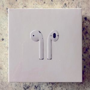 AirPods 2nd Generation w/Wireless Charging Case